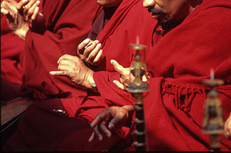 Kathmandu Bodnath 35  monche rot hnde. P 0350