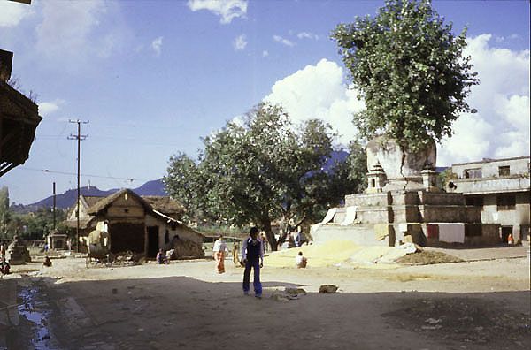 Kathmandu 1981 Maharuti Paltz mit Baumstupa PSDx600