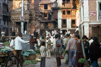 Gnter Glckler 1977 N24 Kathmandu Strae mit Gemsehndlern_bearbeitet-1 s340