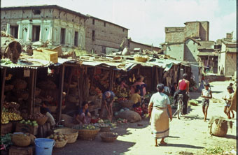 Gnter Glckler 1978 N5 Kathmandu Gemsemarkt_bearbeitet-1 s340
