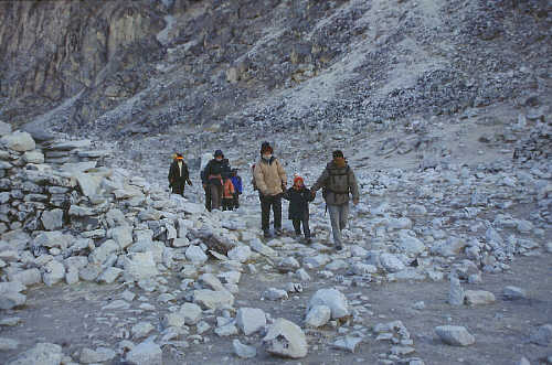 tibetische Flchtlicnge kommen ber den Nangpala.a